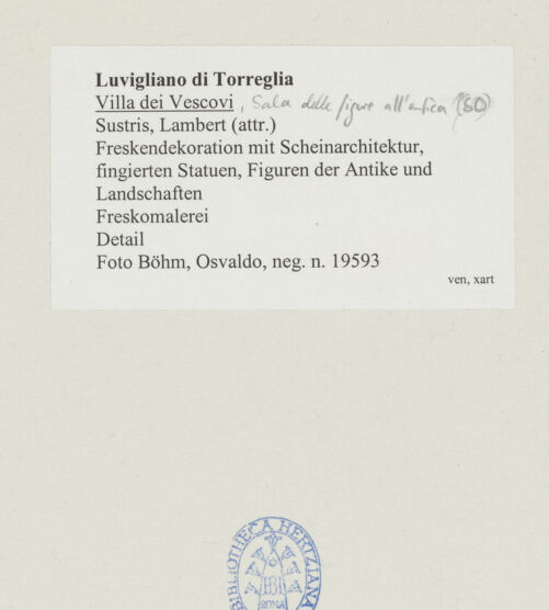 Rückseite von Böhm, Osvaldo [https://www.deutsche-digitale-bibliothek.de/content/lizenzen/rv-ez/] Freskendekoration mit Scheinarchitektur, fingierten Statuen, Figuren der Antike, Landschaften und mythologischen Szenen - Südöstliche Ecke, bh538548_recto. Foto.