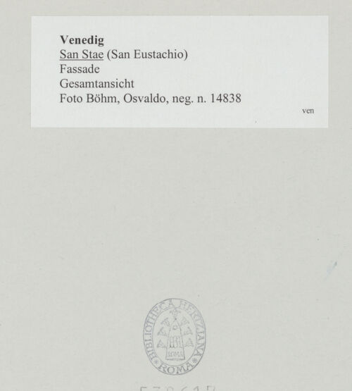 Rückseite von Böhm, Osvaldo [https://www.deutsche-digitale-bibliothek.de/content/lizenzen/rv-ez/] San StaeFassade - Gesamtansicht, bh538617_recto. Foto.