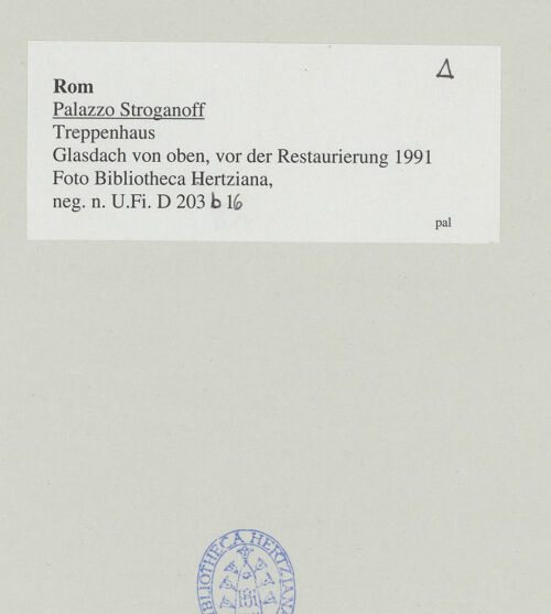 Rückseite von Bibliotheca Hertziana [https://www.deutsche-digitale-bibliothek.de/content/lizenzen/rv-ez/] Palazzo Stroganoff - Glasdach von oben, vor der Restaurierung von 1991, bh540423_recto. Foto.