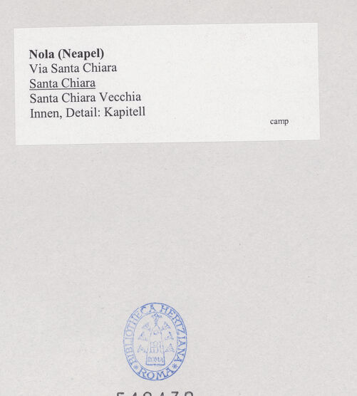 Rückseite von unbekannt [https://www.deutsche-digitale-bibliothek.de/content/lizenzen/rv-fz/] Santa ChiaraSanta Chiara Vecchia - Presbyterium, Detail: Kapitell, bh540430_recto. Foto.