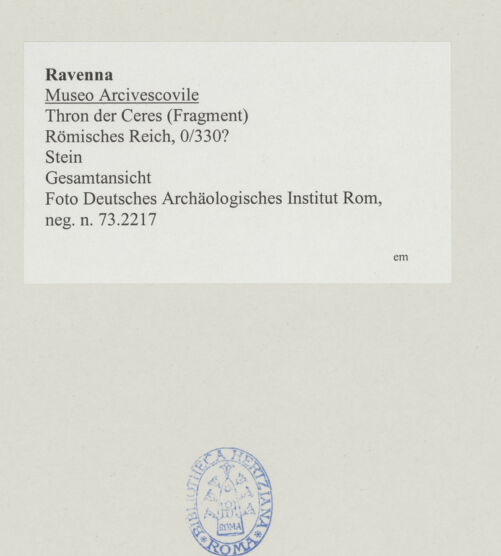 Rückseite von DAI [https://www.deutsche-digitale-bibliothek.de/content/lizenzen/rv-ez/] Vase mit Früchten zwischen zwei Putten (sog. Thron der Ceres) - Gesamtansicht, bh540431_recto. Foto.