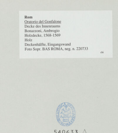 Rückseite von Sopr. BAS ROMA [https://www.deutsche-digitale-bibliothek.de/content/lizenzen/rv-ez/] Holzdecke - Deckenhälfte, Eingangswand, bh540633_recto. Foto.