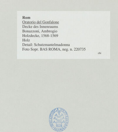 Rückseite von Sopr. BAS ROMA [https://www.deutsche-digitale-bibliothek.de/content/lizenzen/rv-ez/] Holzdecke - Detail: Schutzmantelmadonna, bh540634_recto. Foto.