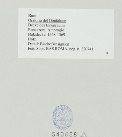 Rückseite von Sopr. BAS ROMA [https://www.deutsche-digitale-bibliothek.de/content/lizenzen/rv-ez/] Holzdecke - Detail: Bischofsinsignien, bh540638_recto. Foto.