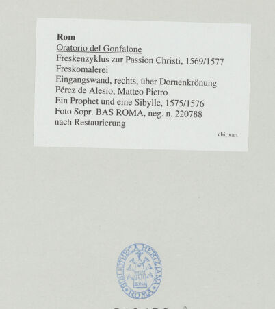 Rückseite von Sopr. BAS ROMA [https://www.deutsche-digitale-bibliothek.de/content/lizenzen/rv-ez/] Holzdecke - Detail: Wappen des Kardinals Otto von Waldburg, bh540639_recto. Foto.