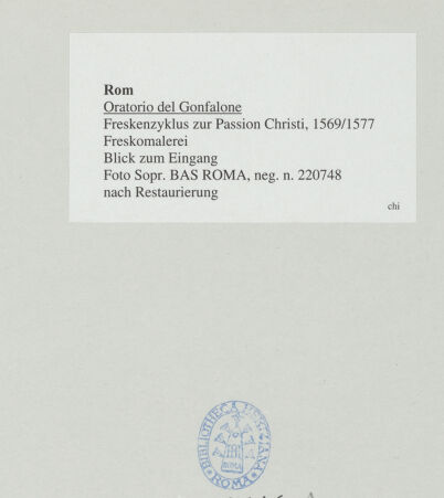 Rückseite von Sopr. BAS ROMA [https://www.deutsche-digitale-bibliothek.de/content/lizenzen/rv-ez/] Freskenzyklus zur Passion Christi - Blick zum Eingang, bh540646_recto. Foto.