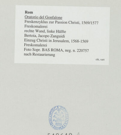 Rückseite von Sopr. BAS ROMA [https://www.deutsche-digitale-bibliothek.de/content/lizenzen/rv-ez/] Holzdecke - Detail: Bücher und Kerzenleuchter, bh540649_recto. Foto.