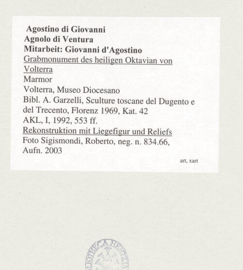 Rückseite von Sigismondi, Roberto [https://www.deutsche-digitale-bibliothek.de/content/lizenzen/rv-fz/] Grabmonument des heiligen Oktavian von VolterraRekonstruktion mit Liegefigur und Reliefs, Gesamtansicht - , bh542860_recto. Foto: Sigismondi, Roberto.