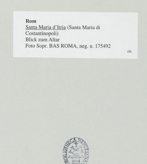 Rückseite von Sopr. BAS ROMA [https://rightsstatements.org/page/CNE/1.0/] Santa Maria d'Itria - Blick zum Altar, bh543232_recto. Foto.