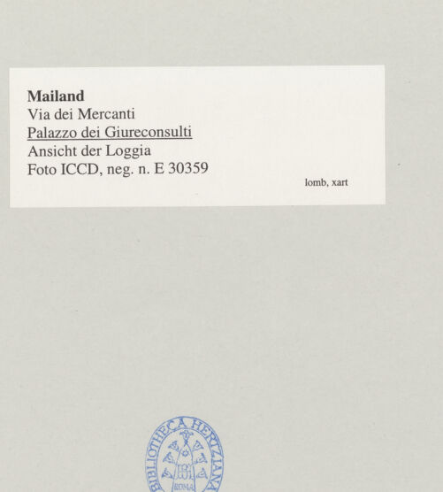 Rückseite von ICCD [https://www.deutsche-digitale-bibliothek.de/content/lizenzen/rv-ez/] Palazzo dei Giureconsulti - Ansicht der Loggia, bh545369_recto. Foto.