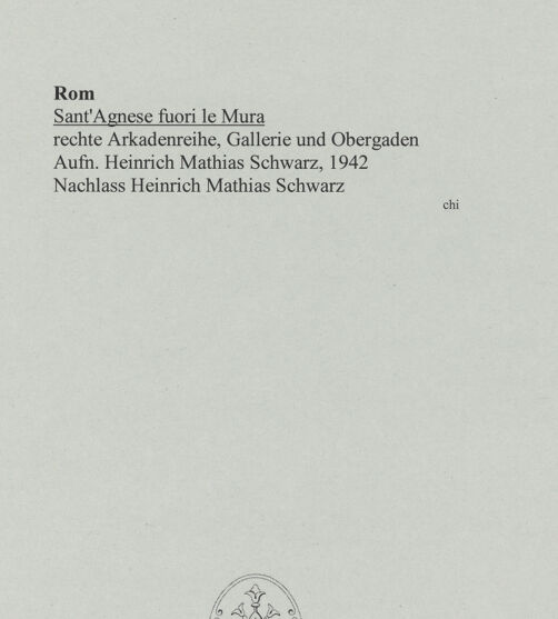 Rückseite von unbekannt [https://www.deutsche-digitale-bibliothek.de/content/lizenzen/rv-fz/] Sant'Agnese fuori le MuraInnenraumlinkes Seitenschiff (Nordseitenschiff) - linke Arkadenreihe, Gallerie und Obergaden, bh546707_recto. Foto: Schwarz, Heinrich Mathias.