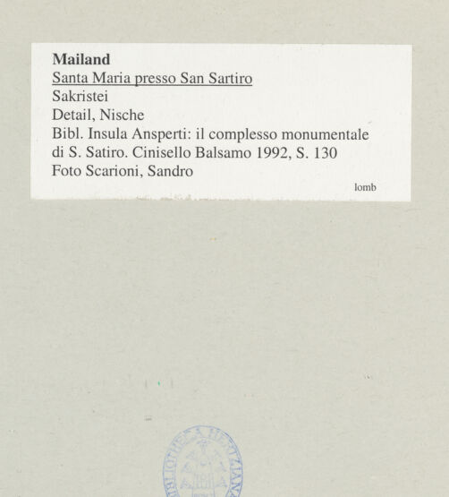 Rückseite von Scarioni, Sandro [https://www.deutsche-digitale-bibliothek.de/content/lizenzen/rv-ez/] Santa Maria presso San SatiroSakristei - Detail, Nische, bh547596_recto. Foto.