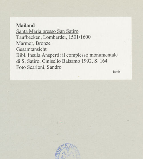 Rückseite von Scarioni, Sandro [https://www.deutsche-digitale-bibliothek.de/content/lizenzen/rv-ez/] Taufbecken - Gesamtansicht, bh547647_recto. Foto.