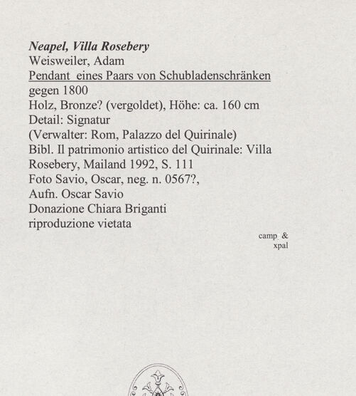 Rückseite von Savio, Oscar [https://www.deutsche-digitale-bibliothek.de/content/lizenzen/rv-ez/] Schubladenschrank - Detail: Signatur, bh550193_recto. Foto: Savio, Oscar.