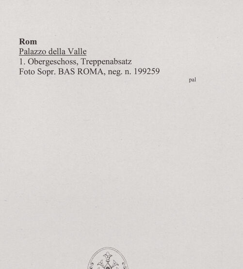 Rückseite von Sopr. BAS ROMA [https://www.deutsche-digitale-bibliothek.de/content/lizenzen/rv-ez/] Palazzo della Valle - 1. Obergeschoss, Treppenabsatz, bh552038_recto. Foto.