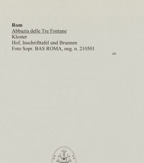 Rückseite von Sopr. BAS ROMA [https://www.deutsche-digitale-bibliothek.de/content/lizenzen/rv-ez/] Abbazia delle Tre Fontane - Hof, Inschrifttafel und Brunnen, bh552554_recto. Foto.