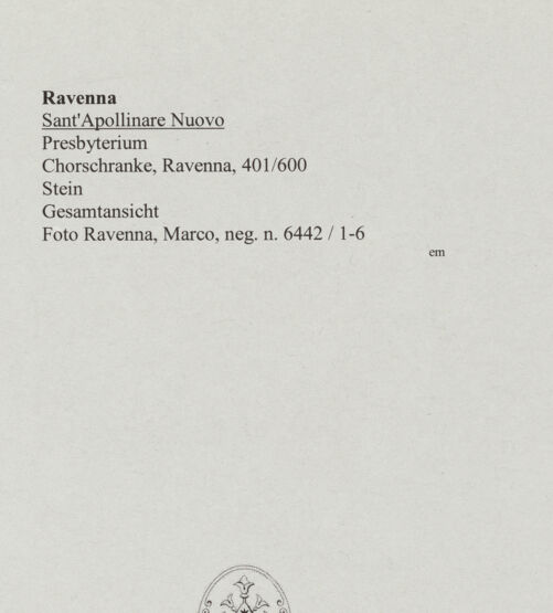 Rückseite von Ravenna, Marco [https://www.deutsche-digitale-bibliothek.de/content/lizenzen/rv-ez/] Platte einer Chorschranke mit Reben, Chrismon, Pfauen und Daniel in der Löwengrube - Rückseite mit Reben und Daniel in der Löwengrube, bh553684_recto. Foto: Ravenna, Marco.