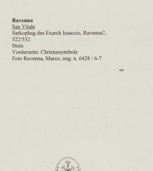 Rückseite von Ravenna, Marco [https://www.deutsche-digitale-bibliothek.de/content/lizenzen/rv-ez/] Sarkophag des Exarch Isacio des Armenier (Isacio l'Armeno, gest. 643) - Rückseite (Chrismon zwischen Pfauen und Palmen), bh553693_recto. Foto: Ravenna, Marco.