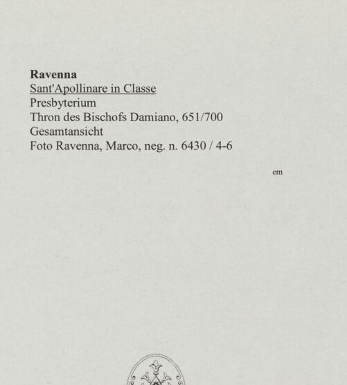 Rückseite von Ravenna, Marco [https://www.deutsche-digitale-bibliothek.de/content/lizenzen/rv-ez/] Thron des Bischofs Damiano - Seitenansicht, bh553734_recto. Foto: Ravenna, Marco.