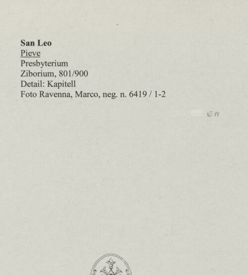 Rückseite von Ravenna, Marco [https://rightsstatements.org/page/CNE/1.0/] Ziborium - Detail: Kapitell, bh553735_recto. Foto.