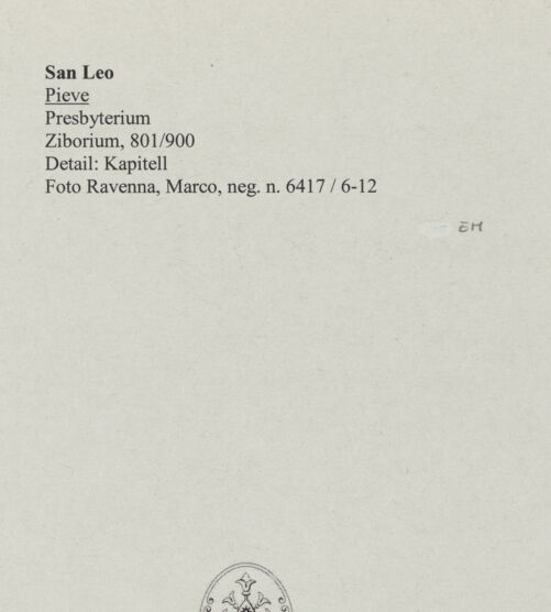 Rückseite von Ravenna, Marco [https://rightsstatements.org/page/CNE/1.0/] Ziborium - Detail: Kapitell, bh553737_recto. Foto.