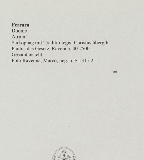 Rückseite von Ravenna, Marco [https://www.deutsche-digitale-bibliothek.de/content/lizenzen/rv-ez/] Sarkophag mit Traditio Legis (Der thronende Christus und die Apostel) - Seitenansicht von links, bh553769_recto. Foto: Ravenna, Marco.