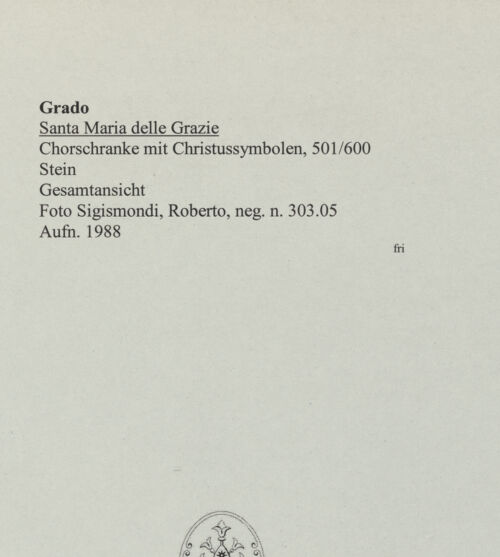 Rückseite von Sigismondi, Roberto [http://creativecommons.org/licenses/by-nc-sa/4.0/] Schrankenplatte mit Kreuz, Pfauen und Vögeln - Gesamtansicht, bh554081_recto. Foto: Sigismondi, Roberto.