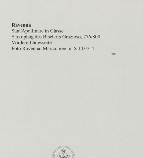 Rückseite von Ravenna, Marco [https://www.deutsche-digitale-bibliothek.de/content/lizenzen/rv-ez/] Sarkophag des Bischofs Grazioso (gest. 788) - Frontalansicht, bh555787_recto. Foto: Ravenna, Marco.