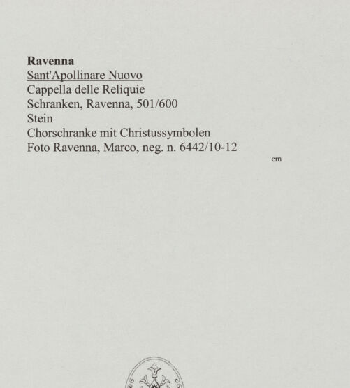 Rückseite von Ravenna, Marco [https://www.deutsche-digitale-bibliothek.de/content/lizenzen/rv-ez/] Platte einer Chorschranke mit Reben, Chrismon, Pfauen und Daniel in der Löwengrube - Vorderseite mit Reben, Chrismon und Pfauen, bh555796_recto. Foto: Ravenna, Marco.