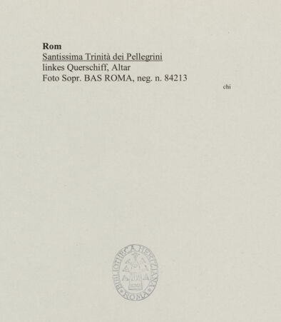 Rückseite von Sopr. BAS ROMA [https://www.deutsche-digitale-bibliothek.de/content/lizenzen/rv-ez/] Santissima Trinità dei Pellegrini - linker Querarm, Stirnseite mit Altar, bh555934_recto. Foto.