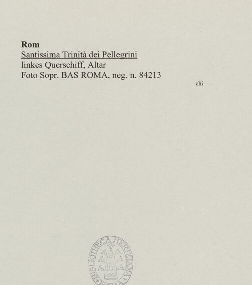 Rückseite von Sopr. BAS ROMA [https://www.deutsche-digitale-bibliothek.de/content/lizenzen/rv-ez/] Santissima Trinità dei Pellegrini - linker Querarm, Stirnseite mit Altar, bh555934_recto. Foto.