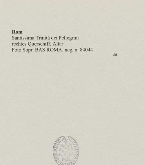 Rückseite von Sopr. BAS ROMA [https://www.deutsche-digitale-bibliothek.de/content/lizenzen/rv-ez/] Santissima Trinità dei Pellegrini - rechter Querarm, Stirnseite mit Altar, bh555935_recto. Foto.