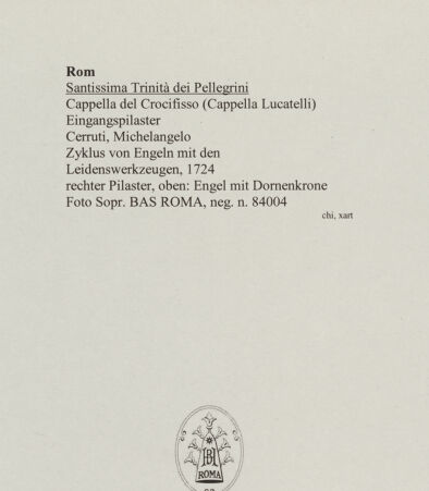 Rückseite von Sopr. BAS ROMA [https://www.deutsche-digitale-bibliothek.de/content/lizenzen/rv-ez/] Zyklus von Engeln mit den Leidenswerkzeugen - rechter Pilaster, oben: Engel mit Dornenkrone, bh555958-2_recto. Foto.
