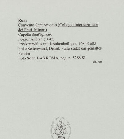 Rückseite von Sopr. BAS ROMA [https://www.deutsche-digitale-bibliothek.de/content/lizenzen/rv-ez/] Freskenzyklus mit Jesuitenheiligen - linke Seitenwand, Detail: Putto stützt ein gemaltes Fenster, bh556006_recto. Foto.