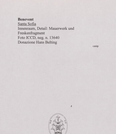 Rückseite von Sopr. BAS NA [https://www.deutsche-digitale-bibliothek.de/content/lizenzen/rv-ez/] Szenen aus den Geburtsgeschichten Johannes' des Täufers und Jesu sowie Fragmente weiterer FreskenFragment einer Gewanddrapierung - Innenraum, Detail: Mauerwerk und Freskenfragment, bh556278_recto. Foto.