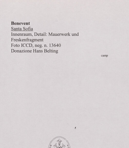 Rückseite von Sopr. BAS NA [https://www.deutsche-digitale-bibliothek.de/content/lizenzen/rv-ez/] Szenen aus den Geburtsgeschichten Johannes' des Täufers und Jesu sowie Fragmente weiterer FreskenFragment einer Gewanddrapierung - Innenraum, Detail: Mauerwerk und Freskenfragment, bh556278_recto. Foto.