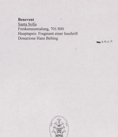 Rückseite von unbekannt [https://www.deutsche-digitale-bibliothek.de/content/lizenzen/rv-ez/] Szenen aus den Geburtsgeschichten Johannes' des Täufers und Jesu sowie Fragmente weiterer FreskenZweizeilige Inschrift in Weiß auf blaugrauem Grund - Fragment einer Inschrift, bh556283_recto. Foto.