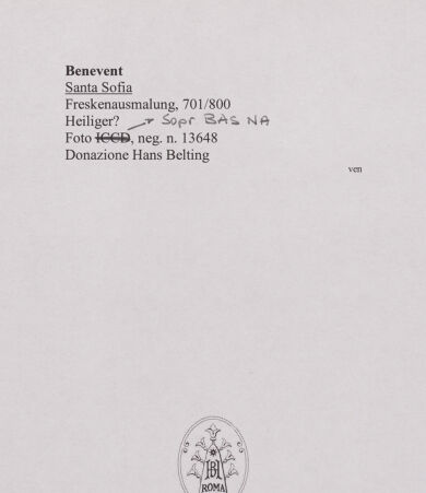 Rückseite von Sopr. BAS NA [https://www.deutsche-digitale-bibliothek.de/content/lizenzen/rv-ez/] Szenen aus den Geburtsgeschichten Johannes' des Täufers und Jesu sowie Fragmente weiterer FreskenReste einer Randeinfassung und einer Figur eines Älteren mit langem, weißem Haar und Kopf-Tefillin - Gesamtansicht, bh556284_recto. Foto.