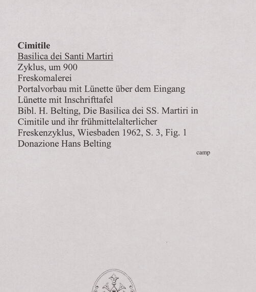 Rückseite von unbekannt [https://www.deutsche-digitale-bibliothek.de/content/lizenzen/rv-ez/] FreskenzyklusPortalvorbau mit Lünette über dem Eingang (Madonna Orans und Engel) - Lünette mit Inschrifttafel, bh556416_recto. Foto.