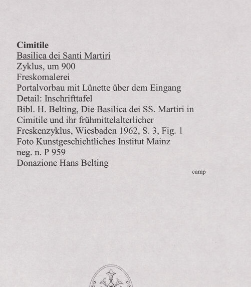 Rückseite von Kunstgeschichtliches Institut Mainz [https://www.deutsche-digitale-bibliothek.de/content/lizenzen/rv-ez/] FreskenzyklusPortalvorbau mit Lünette über dem Eingang (Madonna Orans und Engel) - Detail: Inschrifttafel, bh556417_recto. Foto.