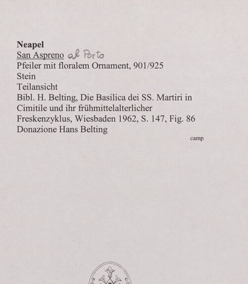 Rückseite von unbekannt [https://www.deutsche-digitale-bibliothek.de/content/lizenzen/rv-fz/] Schranken - Pfeiler mit floralem Ornament, Detail, bh556481_recto. Foto.