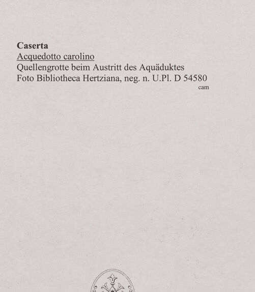 Rückseite von Bibliotheca Hertziana [https://www.deutsche-digitale-bibliothek.de/content/lizenzen/rv-fz/] La Grande Cascata - Acquedotto Carolino (Der große Wasserfall) - Quellengrotte beim Austritt des Aquäduktes, bh556517_recto. Foto.