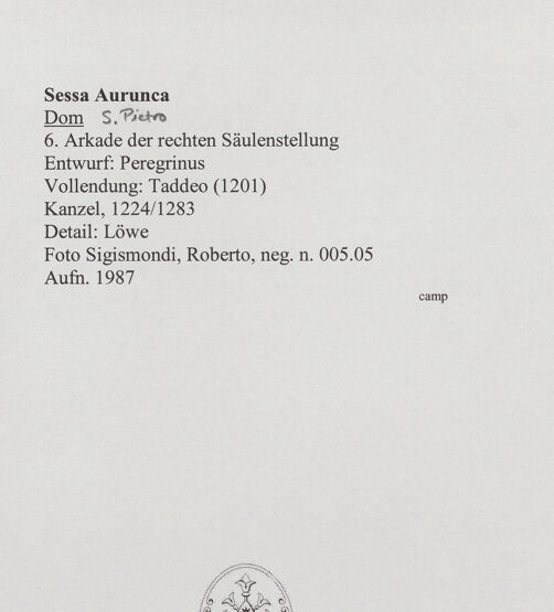 Rückseite von Sigismondi, Roberto [http://creativecommons.org/licenses/by-nc-sa/4.0/] Säulen und BasenNach links gewandter Löwe - Detail: Löwe, bh556792_recto. Foto: Sigismondi, Roberto.