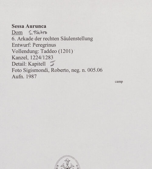 Rückseite von Sigismondi, Roberto [http://creativecommons.org/licenses/by-nc-sa/4.0/] Säulen und BasenKapitell mit Figuren und Mischwesen - Kapitell 1: Detail, bh556793_recto. Foto: Sigismondi, Roberto.