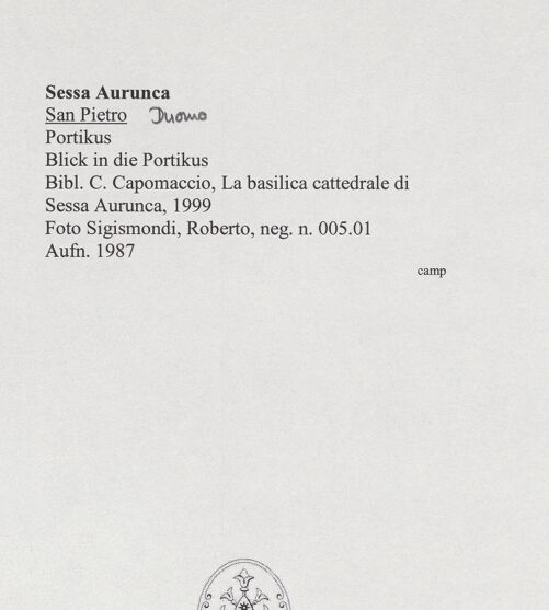 Rückseite von Sigismondi, Roberto [http://creativecommons.org/licenses/by-nc-sa/4.0/] Duomo - Blick in die Portikus, bh556873_recto. Foto: Sigismondi, Roberto.