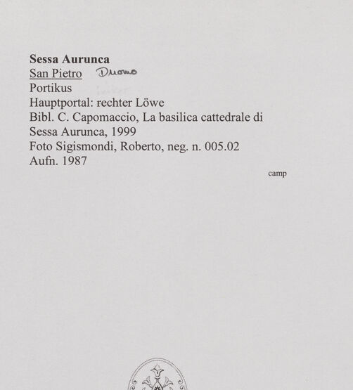 Rückseite von Sigismondi, Roberto [https://www.deutsche-digitale-bibliothek.de/content/lizenzen/rv-fz/] HauptportalLöwen seitlich des Portals - Hauptportal: rechter Löwe, bh556874_recto. Foto: Sigismondi, Roberto.