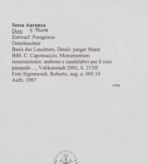 Rückseite von Sigismondi, Roberto [http://creativecommons.org/licenses/by-nc-sa/4.0/] OsterleuchterBasis des Leuchters mit sechs Figuren und umlaufender Inschrift - Detail: junger Mann, bh556877_recto. Foto: Sigismondi, Roberto.