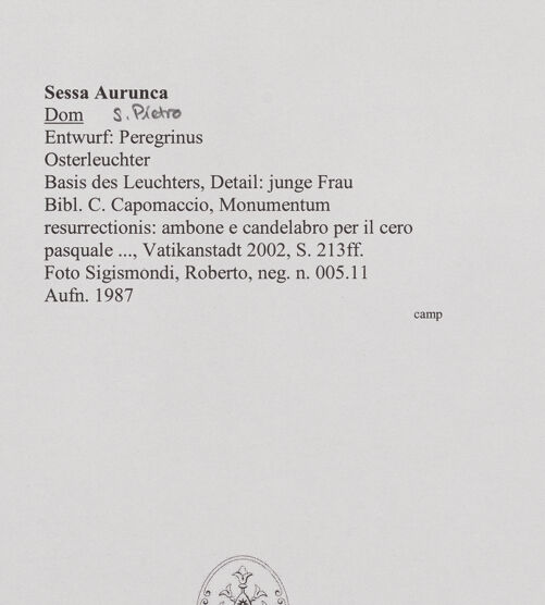 Rückseite von Sigismondi, Roberto [http://creativecommons.org/licenses/by-nc-sa/4.0/] OsterleuchterBasis des Leuchters mit sechs Figuren und umlaufender Inschrift - Detail: junge Frau, bh556878_recto. Foto: Sigismondi, Roberto.