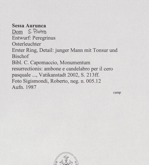 Rückseite von Sigismondi, Roberto [http://creativecommons.org/licenses/by-nc-sa/4.0/] OsterleuchterUnterer Schaftring: thronender Bischof und Geistliche, durch Doppelsäulen von einander getrennt - Mönch, bh556879_recto. Foto: Sigismondi, Roberto.