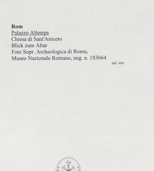 Rückseite von Sopr. Archeologica di Roma, Museo Nazionale Romano [https://www.deutsche-digitale-bibliothek.de/content/lizenzen/rv-ez/] Palazzo AltempsChiesa della Beata Maria Vergine della Clemenza e di Sant'Aniceto - Blick zum Altar, bh557922_recto. Foto.